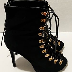 Every girls go to black shoe.